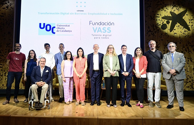 Acto de presentación de la cátedra en CaixaForum Madrid, en el que han participado Àngels Fitó, rectora de la UOC, José Pérez Melber, presidente de la Fundación VASS, Alejandra Serrano Fernández, directora general de Atención a las Personas con Discapacidad de la Comunidad de Madrid, y Jesús Martín Blanco, director general de Derechos de las Personas con Discapacidad.