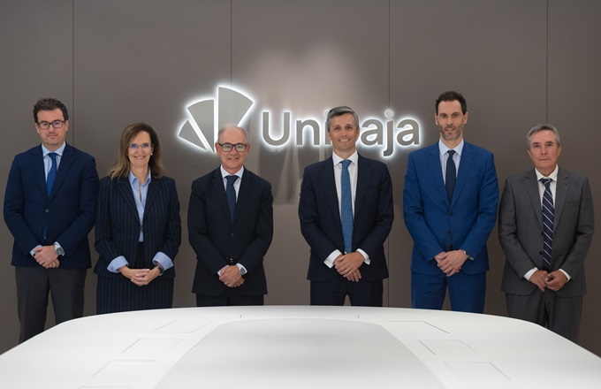 Imagen de Juan Medina, director de personas, organización y legal de Unicaja, Estrella Botas, directora de tecnología y operaciones de Unicaja, Isidro Rubiales, CEO de Unicaja, Alfonso García, presidente de DXC Technology España y Portugal, Ramón Valiente, director de cuentas de DXC Technology, y Jorge Zabarte, responsable de ventas de DXC Technology.