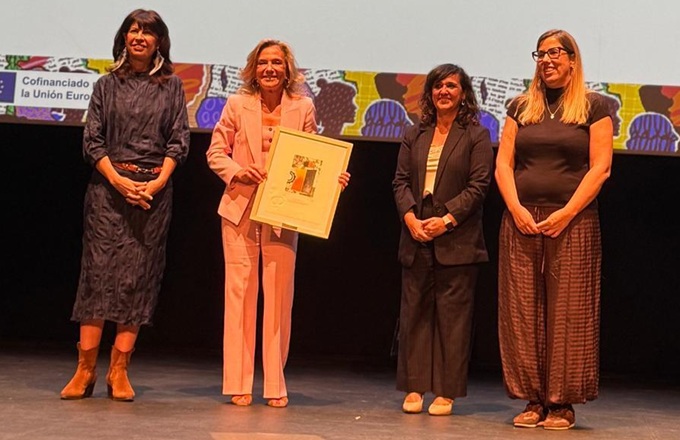 Imagen de Yolanda García, directora de Recursos Humanos de AbbVie España, recogiendo el Distintivo de Igualdad en la Empresa (DIE).