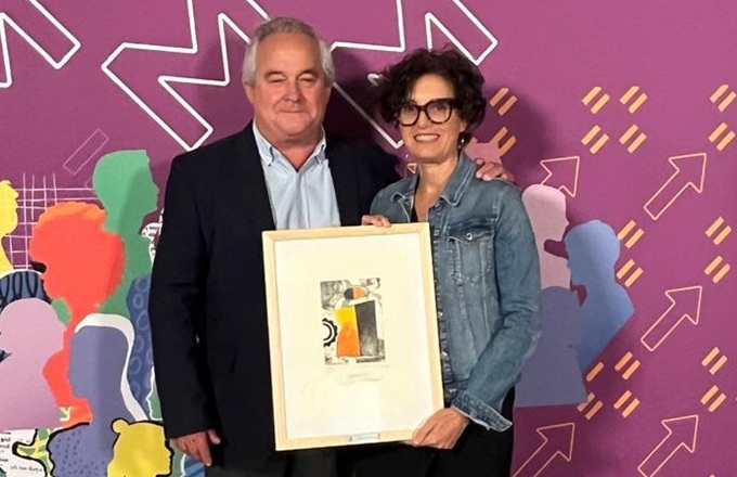 Imagen de Francisco Mesonero y Pilar González recogiendo el DIE