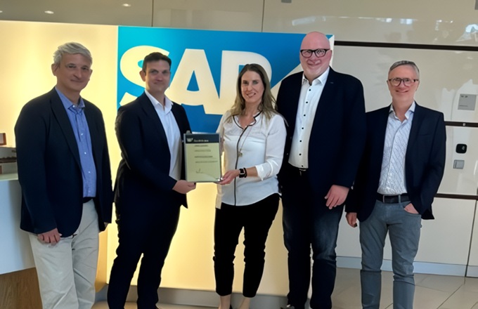 Imagen de la entrega del certificado de oro en la sede central de SAP. Desde la izquierda: Markus Erfert, responsable de la práctica SAP de Atos para la región GA&CE, Boris Hecker, director general de Atos Alemania, Sandra Levicki, responsable de certificaciones de operaciones para partners de SAP, Rainer Kruschinski, responsable de gestión de licencias y partners de SAP en GA&CE, y Peter Busch, responsable de partners de negocio en SAP.