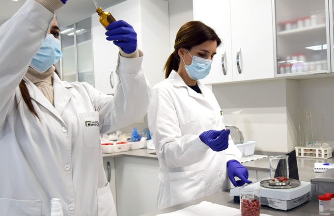 Imagen de dos profesionales de Laboratorios Best Medical