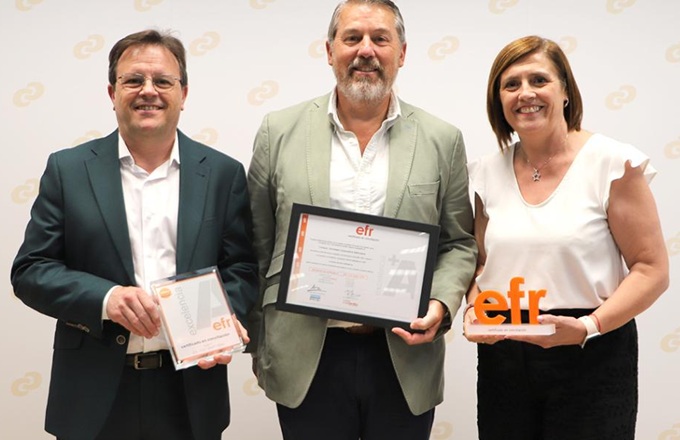 Imagen de la entrega a Consum del certificado efr en su nivel más alto