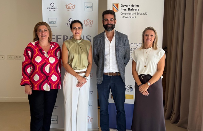 Imagen de María Isabel Salas, directora general de formación profesional y ordenación educativa del Gobierno de las Islas Baleares, y su equipo, junto a Bernat Vicens, CEO de Fergus Group.
