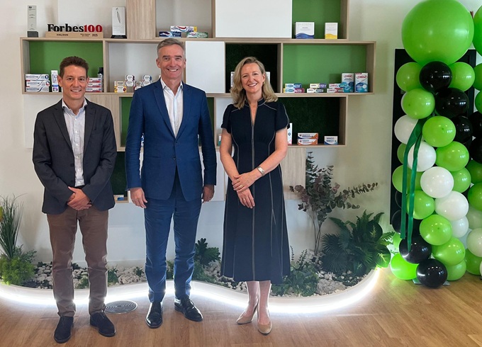 Imagen de Fernando Bódalo (izda.), director general de Haleon España, Alex Ellis, embajador británico en España, y Line De Decker, directora de Recursos Humanos de Haleon, durante la inauguración de la nueva sede.