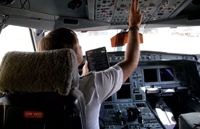 Imagen de un piloto de Iberia utilizando el  Electronic Tech Log Book