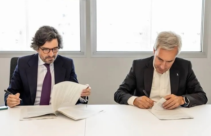 Imagen de Iñigo Erlaiz, socio director de Gómez-Acebo & Pombo, y Alejandro Oñoro, CEO de Ilunion, durante la firma del acuerdo.