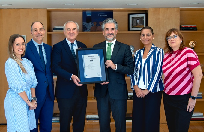 Imagen de Ainhoa Lagarón, responsable de relaciones laborales en JCDecaux España; Alfonso Garrido-Lestache, director de Recursos Humanos en JCDecaux España; Carlos Barón, director general en JCDecaux España; David de Pastors, director de evaluación de la conformidad de Aenor; Susana Estudillos, mánager de sostenibilidad social de Aenor; y Sonia Cotillas, controller RRHH en JCDecaux España, durante la entrega del certificado.