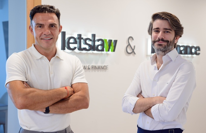Imagen de Víctor Morán (dcha.) y José María Baños, socio director de Letslaw
