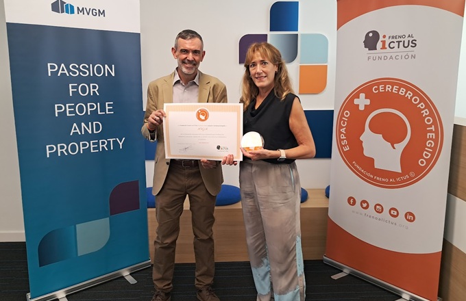 Imagen de Elisa Navarro, CEO de MVGM en España y Portugal, y Julio Agredano, presidente de la Fundación Freno al Ictus.
