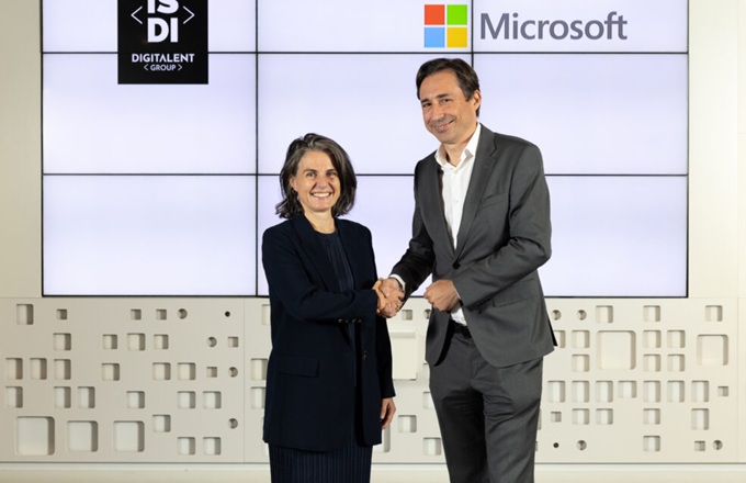 Imagen de Basola Vallés, directora general de ISDI, y Paco Salcedo, presidente de Microsoft España.