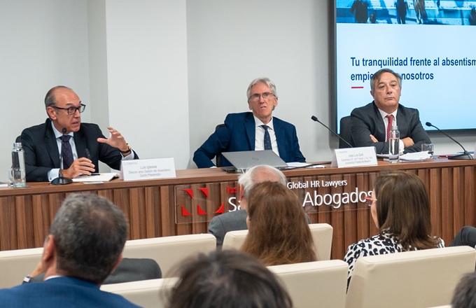 Imagen de la presentación de Q-ready. De izquierda a derecha: Luis Iglesias, director del área de Gestión del Absentismo de Quirónprevención y director de Q-ready, José Luis Goñi, catedrático de derecho del trabajo y Seguridad Social de la Universidad Pública de Navarra, y Luis Pérez Capitán, of counsel en Sagardoy.