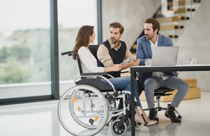 Imagen de una persona en silla de ruedas en un entorno laboral 