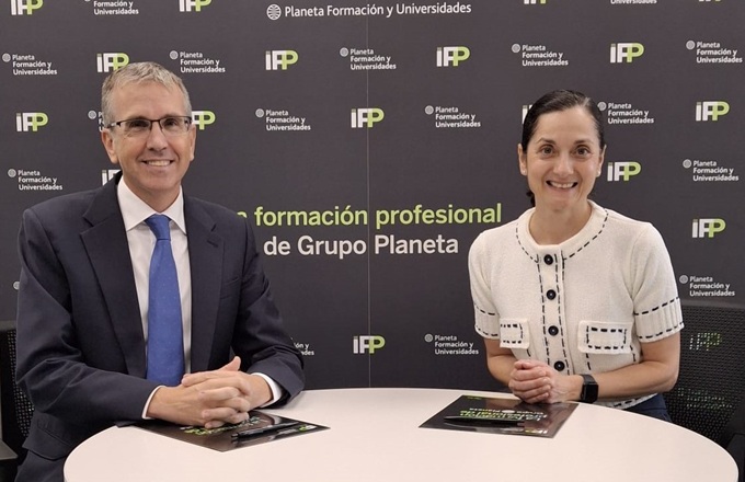 Imagen de Mari Carmen Toledo, gerente de la Casa Ronald McDonald Barcelona, y Jordi Fainé, director general de iFP.