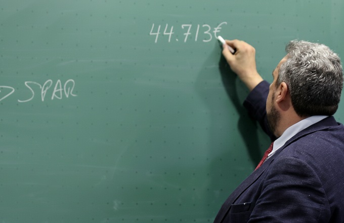Imagen de un profesor dando clase