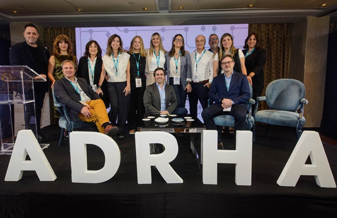 Imagen de miembros del equipo de la Asociación de Recursos Humanos Argentina (ADRHA)