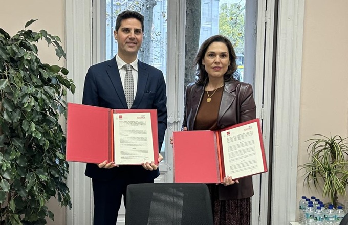 Imagen de Verónica García Castelo, presidenta de Adefam, y Emilio Viciana, consejero de educación, ciencia y universidades, durante la firma del protocolo de colaboración.