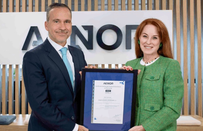Imagen de Gloria Lomana, presidenta ejecutiva y fundadora de 50&50GL, y Rafael García Meiro, CEO de Aenor, durante la entrega del certificado.