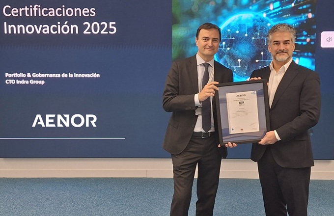 Imagen de Joaquín Ponz (izda.), director de portfolio y gobernanza de la innovación de Indra Group, y David Pastor, director de evaluación de la conformidad de Aenor.