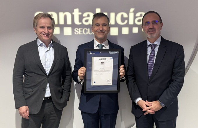 Imagen de Dominique Uzel, director general de negocio de Santalucía, Rafael García Meiro, CEO de Aenor, y Andrés Romero, consejero director general de Santalucía.