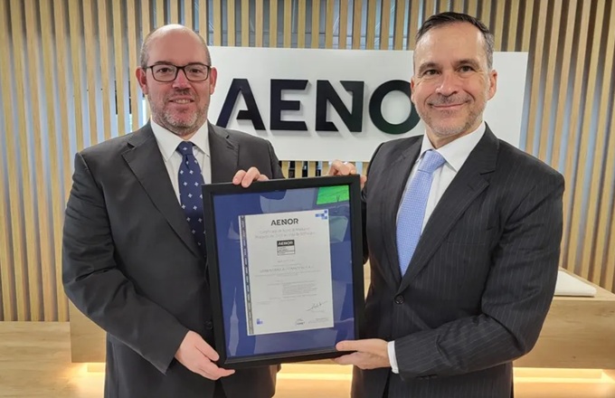 Imagen de Ricardo Ramos, CEO de Siemens Mobility España, y Rafael García Meiro, CEO de Aenor.
