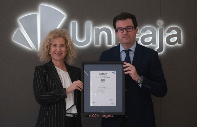 Imagen de Susana Pedrero, directora corporativa de personas y organización de Aenor, y Juan Medina,  director general de personas, organización y legal de Unicaja, durante la entrega del certificado.