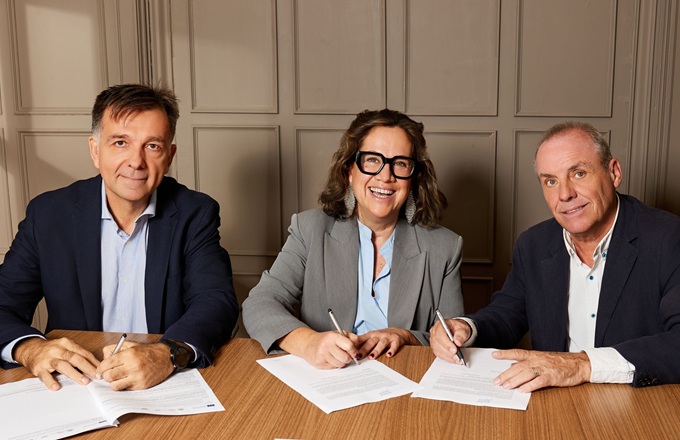 Imagen de Ana Ortiz, de MOSS Selección, con Lluis Jiménez y  J. Carlos Riba, socios de Agrupa Global Talent, durante la firma del acuerdo.