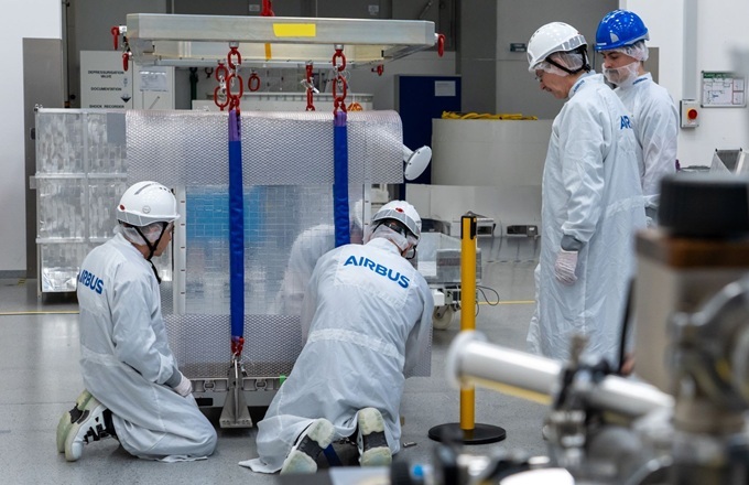 Imagen de operarios de Airbus durante la producción del Atomic Clock Ensemble in Space (ACES) © Airbus Defence and Space GmbH 2025