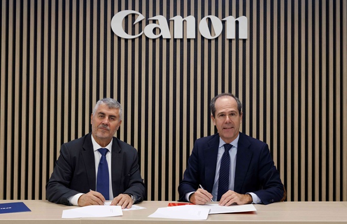 Imagen de Javier Tabernero, presidente y consejero delegado de Canon España, Italia y Portugal, y Miguel Ángel Oliver, presidente de EFE, durante la firma del acuerdo.