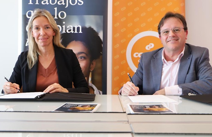 Imagen de Núria Danés, directora del área de Inclusión Social de Fundación ”la Caixa”, y Pedro Hernández, director de personas y bienestar de Consum, durante la firma del acuerdo.