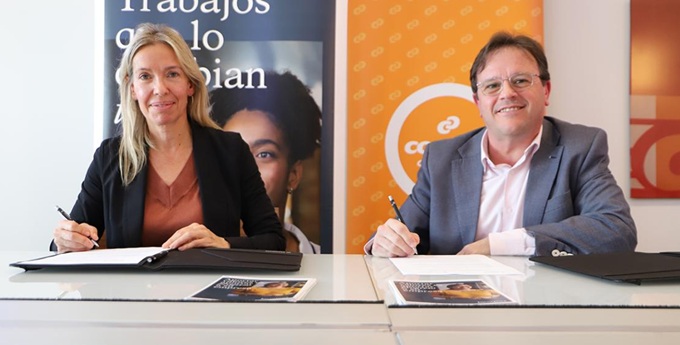 Imagen de Núria Danés, directora del área de Inclusión Social de Fundación ”la Caixa”, y Pedro Hernández, director de personas y bienestar de Consum, durante la firma del acuerdo.