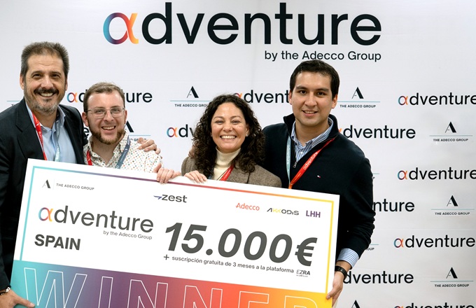 Imagen de Iker Barricat, presidente del Grupo Adecco, con el equipo ganador