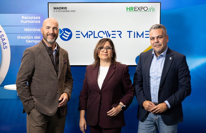Imagen de Carles Castilla (izda.), CEO de Grupo Castilla, Marisa Muñoz, directora de tecnología, y Marcos Torres, director comercial y marketing, en HR Expo 2025.
