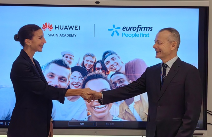 Imagen de Carmen González Gens, vicepresidenta de Huawei España, y Miquel Jordá, presidente y CEO de Eurofirms Group