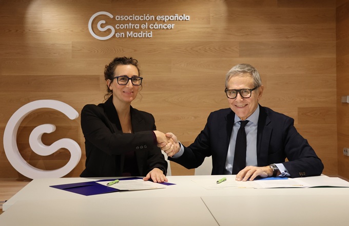 Imagen de Aitana Garí Pérez, directora del INSST, y Ramón Reyes, presidente de la AECC, durante la firma del protocolo.