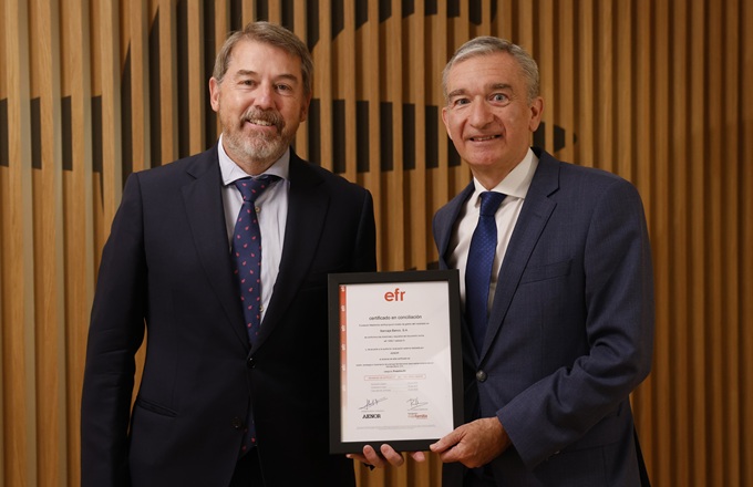 Imagen de Víctor Iglesias, consejero delegado de Ibercaja, recibiendo el sello efr de manos de Rafael Fuertes, director general de efr, en la sede central del banco en Zaragoza.