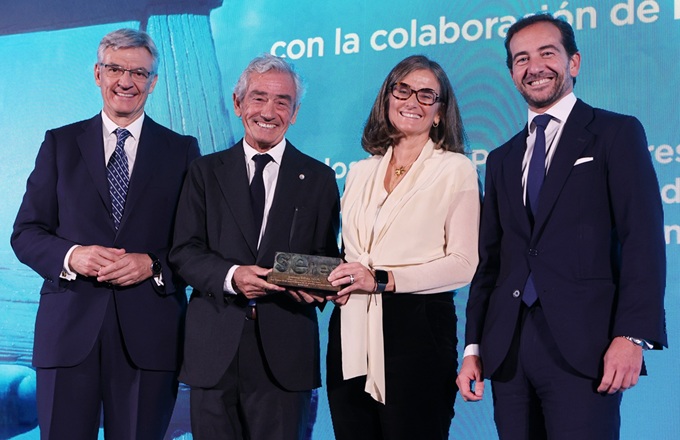 Imagen de Fernando Ruiz (Fundación SERES), José María Pacheco (Konecta), María Malaxechevarria (Fundación Endesa), y Julio Meseguer (J. P. Morgan España), durante la entrega de los premos.