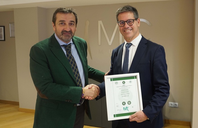 Imagen de Antonio Montaño (izda.), presidente del CIES, y Josep M. Fusté, director gerente adjunto de MC Mutual, durante la entrega de la certificación en la sede de la mutua en Barcelona.