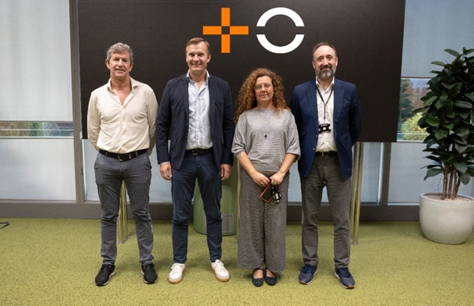 Imagen del CEO de MasOrange, Meinrad Spenger, junto a los representantes de los sindicatos participantes en la firma del convenio: Alfredo Mesa (UGT), Ramona Pineros (CCOO) y Antonio Pérez (FETICO).