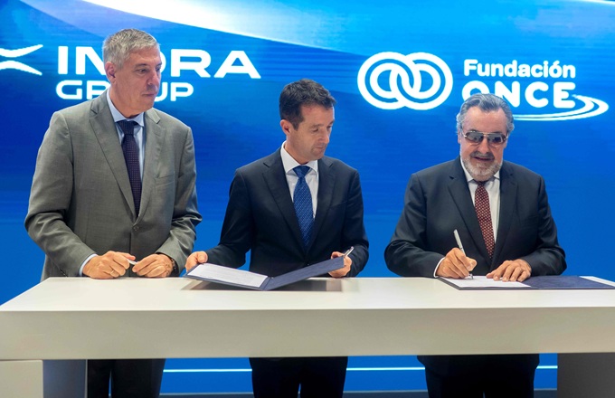 Imagen de la firma del convenio. Desde la izquierda: José Vicente de los Mozos, consejero delegado de Indra Group, Ángel Escribano, presidente ejecutivo de Indra Group, y Miguel Carballeda, presidente del Grupo Social ONCE.