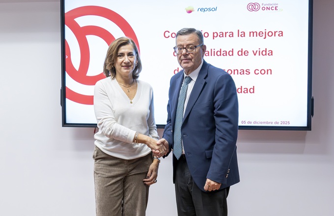 Imagen de Carmen Muñoz, directora general de personas y organización de Repsol, y José Luis Martínez Donoso, director general de Fundación ONCE.