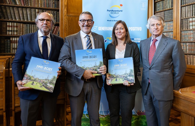 Imagen de Miquel Sàmper, consejero de empresa y trabajo del Gobierno catalán, Santiago García-Nieto, vicepresidente de Foment del Treball, Anna Merino, socia de strategy& economics de PwC, y Arturo Mas-Sardá, presidente de PortAventura World, durante la presentación del estudio de impacto socioeconómico en la sede de Foment en Barcelona.