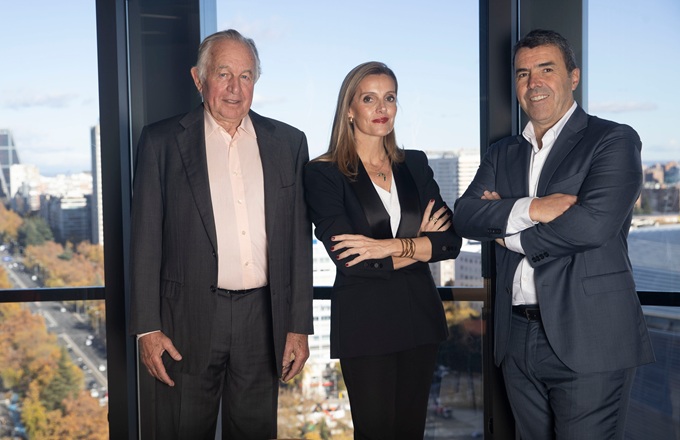 Imagen de Gerardo Seeliger, acompañado por Rocío Rivero, managing director de Sarah Marlex en Madrid, y Ximo Soler, chief operating officer del Grupo Marlex. 