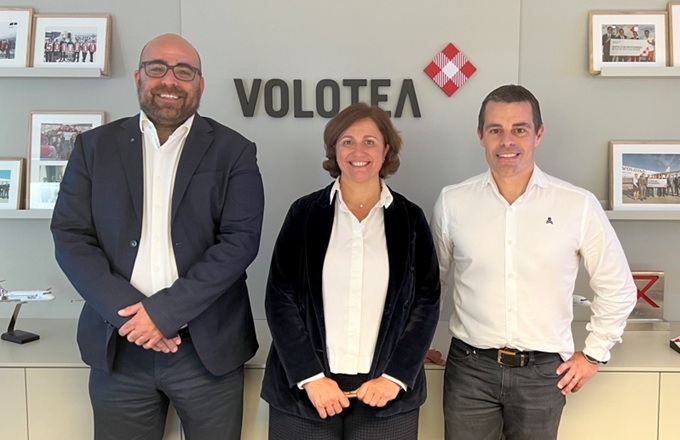 Imagen de José Segundo, director general de Specialisterne España, Mónica Allés, chief people officer de Volotea, y Josep Bou, quality, safety and project management director de Volotea.