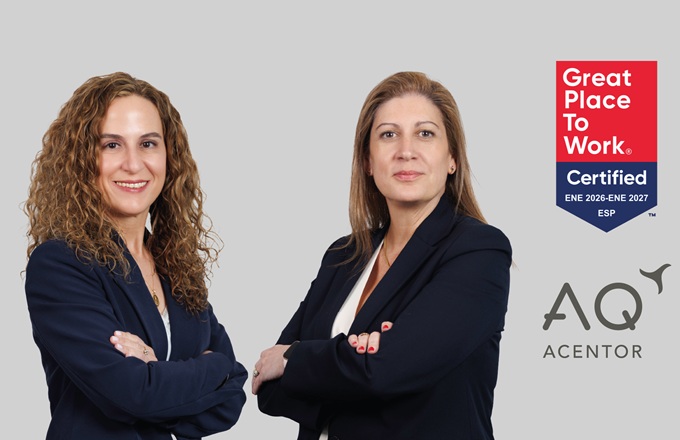Imagen de Azucena Mora (izda.), directora de personas y talento de AQ Acentor, y Emma Martell, chief of staff de la promotora.