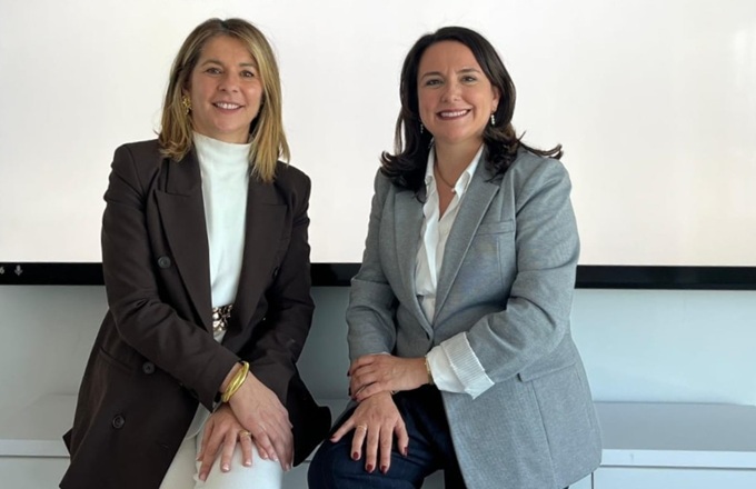 Imagen de Mercedes Alcover (izda.), directora regional de la Fundación Adecco en la Comunidad Valenciana, y Amelia Navarro, presidenta de CE/R+S.