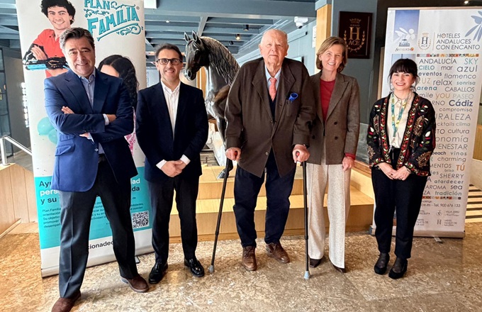 Imagen de Borja Peña, director financiero de Grupo Hace, Jose Antonio Payán, director regional de Fundación Adecco, Jan de Clerck, presidente de Hoteles Andaluces con Encanto, Sophie de Clerk, directora general de Hotel Playa de la Luz y Hotel Duque de Najera, y Leonor Salas, consultora de proyectos Fundación Adecco.