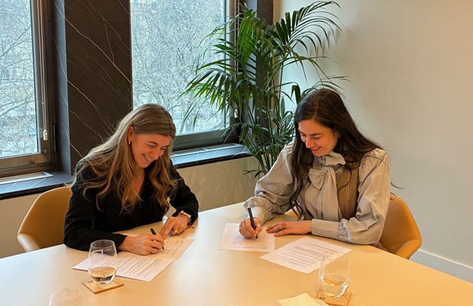 Imagen de Isabel Pertusa (izda.), directora territorial de Fundación Adecco, y Alexandra Azorí,  secretaria de Women in Banking Spain, durante la firma del acuerdo.