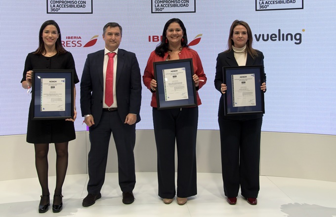 Imagen del acto de entrega de los certificados en el stand de Iberia en Fitur, en el que han participado Nicolás Henríquez, director de desarrollo de negocio de Aenor, Beatriz Guillén, directora de clientes de Iberia, Isabel Rodríguez, directora comercial y de data de Iberia Express, y Rosaura Ferriz, responsable de asuntos públicos en Vueling.