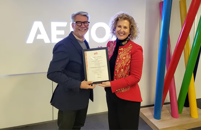 Imagen de Susana Pedrero, directora corporativa de personas y organización de Aenor, y Roberto Martínez, director de la iniciativa efr de Fundación MásFamilia.